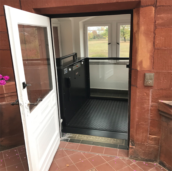 Hebebühne beim Schloss Saareck in Mettlach 